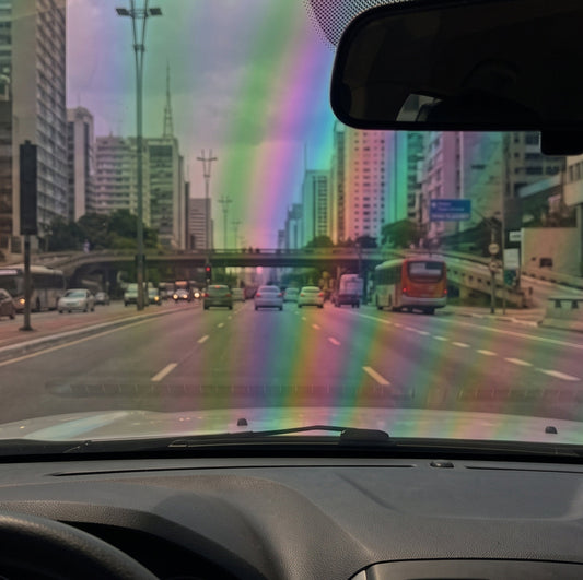 Entenda porque você está vendo um arco-íris no interior do seu carro usando lentes polarizadas